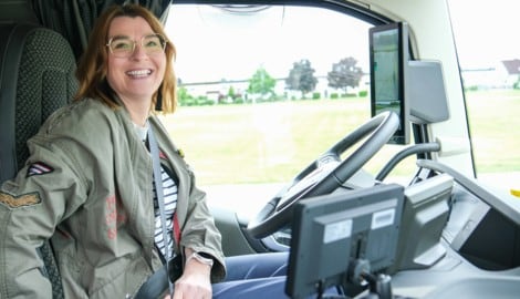 „Krone“-Redakteurin Andrea Kloimstein nahm im E-Lkw Patz. (Bild: Horst Einöder/Flashpictures)