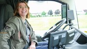 „Krone“-Redakteurin Andrea Kloimstein nahm im E-Lkw Patz.