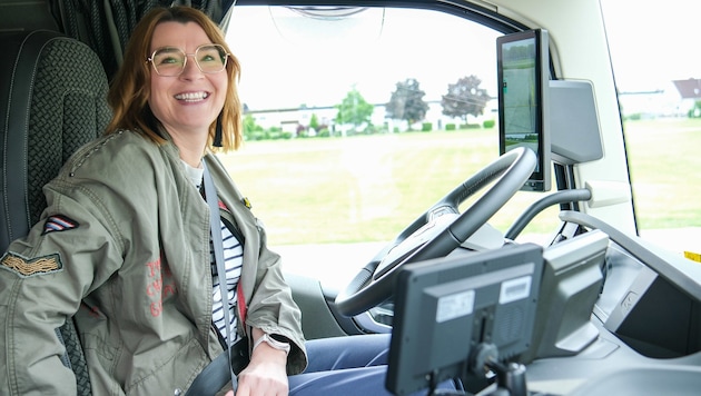 „Krone“-Redakteurin Andrea Kloimstein nahm im E-Lkw Patz.