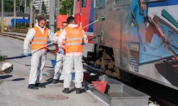 Ein Männer-Trio putzte flott einen Triebwagen.