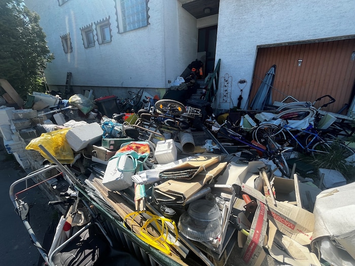 Müllberge türmen sich vor dem Haus des Schremser Originals. Trotzdem war er immer gepflegt.