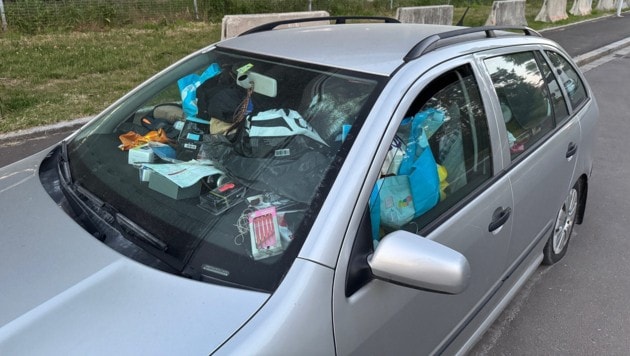 Bis unters Dach ist der Skoda Fabia mit Müll und Krempel vollgestopft. (Bild: Constantin Handl)