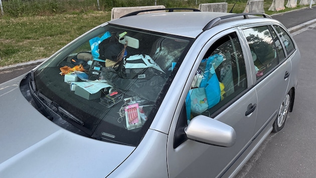 Bis unters Dach ist der Skoda Fabia mit Müll und Krempel vollgestopft.