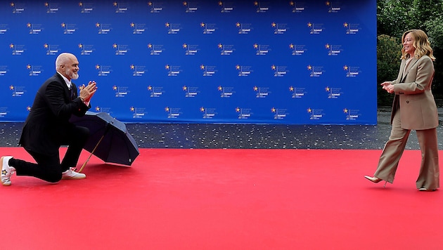 Dass die Regierungschefs von Albanien und Italien ein gutes Verhältnis miteinander haben, ist schon mehrmals öffentlich bewiesen worden. Nun ließ sich Albaniens Premier Edi Rama eine besondere Geste einfallen.