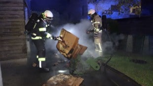 Zwei Altpapiercontainer wurden ein Raub der Flammen. 