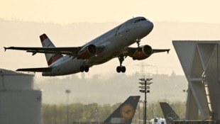 Auf dem Weg nach Sevilla ist ein Co-Pilot plötzlich ohnmächtig geworden. Die Maschine flog etwa zehn Minuten auf Autopilot, bis der Kapitän übernehmen konnte (Symbolbild). (Bild: AFP/KIRILL KUDRYAVTSEV)