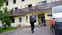Bewohner Tara Ali bringt seine Habseligkeiten in Sicherheit. (Bild: Markus Tschepp)