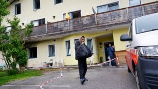 Bewohner Tara Ali bringt seine Habseligkeiten in Sicherheit.