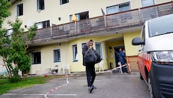 Bewohner Tara Ali bringt seine Habseligkeiten in Sicherheit.