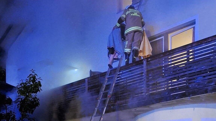 Die Feuerwehr brachte Bewohner in Sicherheit.
