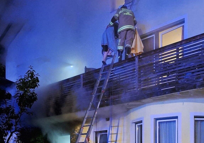 Die Feuerwehr brachte Bewohner in Sicherheit.