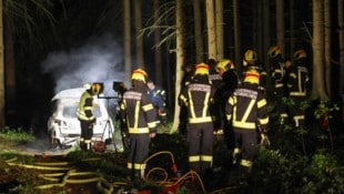 Der geraubte VW Tiguan wurde in einem Wald bei Lambach in Brand gesetzt. Die Täter flüchteten erneut. (Bild: Matthias Lauber/laumat.at)