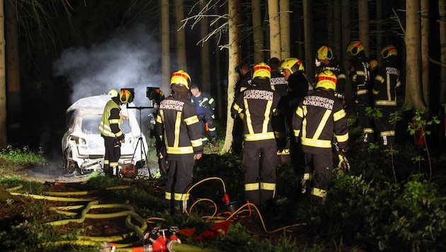 Der geraubte VW Tiguan wurde in einem Wald bei Lambach in Brand gesetzt. Die Täter flüchteten erneut.