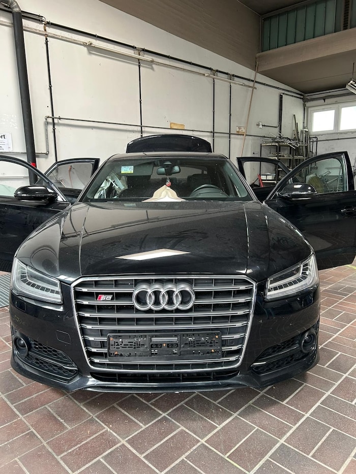 Das eigentliche Fluchtauto, ein Audi S8, war unbrauchbar.