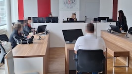 Der 33-jährige Bulgare sagt am Landesgericht Eisenstadt: „Sie hat seit Beginn unserer Beziehung Lügen aufgetischt.“ (Bild: HS, Krone KREATIV)