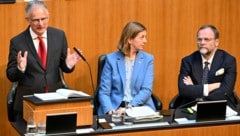Markus Marterbauer (SPÖ), Barbara Eibinger-Miedl (ÖVP) und Sepp Schellhorn (NEOS) – das Spar-Trio der Koalition (Bild: APA/Helmut Fohringer)