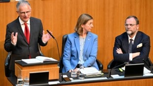 Markus Marterbauer (SPÖ), Barbara Eibinger-Miedl (ÖVP) und Sepp Schellhorn (NEOS) – das Spar-Trio der Koalition (Bild: APA/Helmut Fohringer)