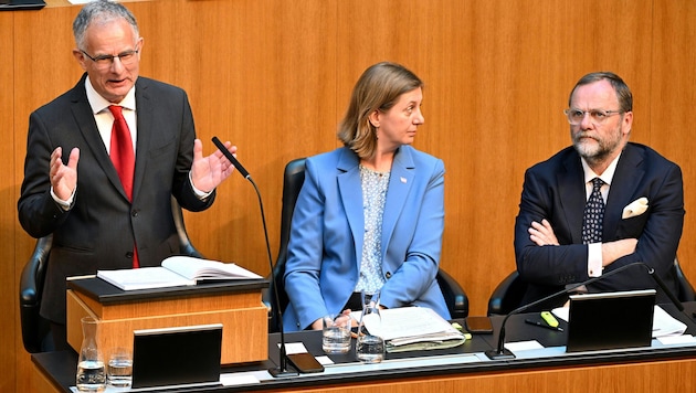 Markus Marterbauer (SPÖ), Barbara Eibinger-Miedl (ÖVP) und Sepp Schellhorn (NEOS) – das Spar-Trio der Koalition