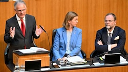 Markus Marterbauer (SPÖ), Barbara Eibinger-Miedl (ÖVP) und Sepp Schellhorn (NEOS) – das Spar-Trio der Koalition (Bild: APA/Helmut Fohringer)