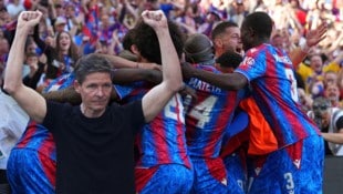 Oliver Glasner durfte mit seiner Mannschaft Crystal Palace über den ganz großen Coup jubeln. (Bild: AP)