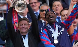Oliver Glasner stemmt den Pokal in Londons Nachthimmel.