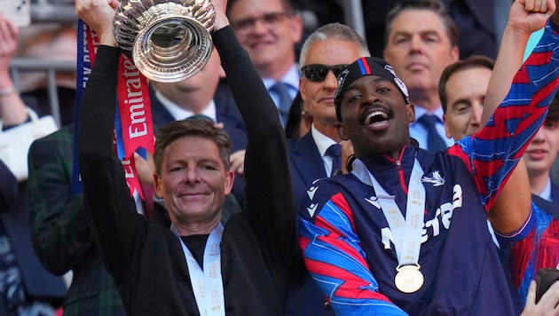 Oliver Glasner stemmt den Pokal in Londons Nachthimmel.