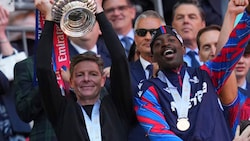 Oliver Glasner stemmt den Pokal in Londons Nachthimmel. (Bild: AP/Kirsty Wigglesworth)
