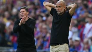 Oliver Glasner (li.) „versprach“ Pep Guardiola vor einem Monat, dessen System zu entschlüsseln. Am Samstag löste er es ein. (Bild: AFP/APA/Glyn KIRK)
