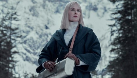 Nicole Kidman therapiert als Masha in einem Luxushotel finanziell gut ausgestattete Gäste. Hallstatt und weitere Orte in der Umgebung müssen dabei als bayrische Winterlandschaft herhalten. (Bild: Disney / Reiner Bajo)