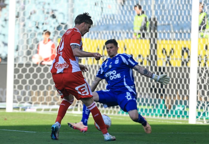 Der Moment des roten Glücks: Cipot lupfte den Ball über Goalie Schützenauer.