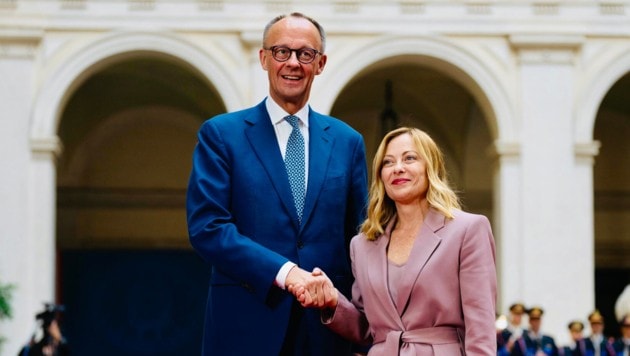 Deutschlands Kanzler Friedrich Merz und Italiens Premierministerin Giorgia Meloni (Bild: EPA/FILIPPO ATTILI / CHIGI PALACE PRESS OFFICE / HANDOUT)