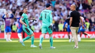 Dean Henderson (Mitte) geriet mit Pep Guardiola (re.) aneinander. (Bild: AP/Nick Potts)