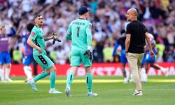 Dean Henderson (Mitte) geriet mit Pep Guardiola (re.) aneinander.