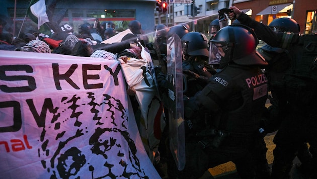 Die Polizei setzte bei der Demo Pfefferspray ein.