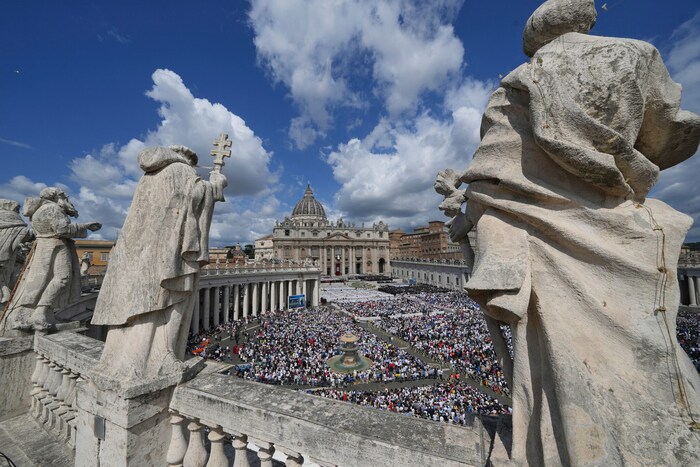 Viele Menschen und viele US-Flaggen am Petersplatz in Rom