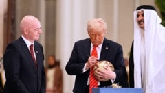 FIFA-Boss Gianni Infantino (l.) und US-Präsident Donald Trup (M.) auf Golfurlaub bei Katars Emir Tamim bin Hamad Al Thani – ohne Schläger. (Bild: AP/Alex Brandon)