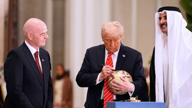 FIFA-Boss Gianni Infantino (l.) und US-Präsident Donald Trup (M.) auf Golfurlaub bei Katars Emir Tamim bin Hamad Al Thani – ohne Schläger.