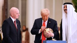FIFA-Boss Gianni Infantino (l.) und US-Präsident Donald Trup (M.) auf Golfurlaub bei Katars Emir Tamim bin Hamad Al Thani – ohne Schläger. (Bild: AP/Alex Brandon)
