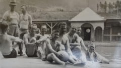 Die Herren und Buben beim Wasserballsport. Es dürfte lustig gewesen sein.