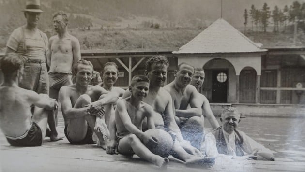 Die Herren und Buben beim Wasserballsport. Es dürfte lustig gewesen sein. (Bild: Stadtarchiv Landeck)