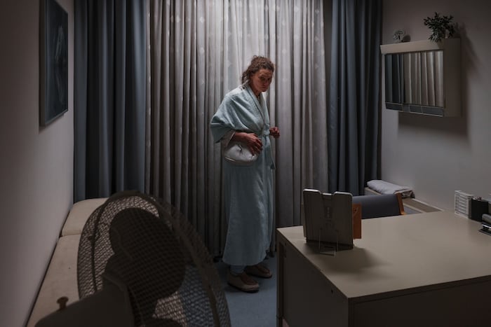 Das Funkhaus haben die Theatermacher mit wenigen Eingriffen und authentischen Bewohnerinnen (im Bild: Sonja Salkowitsch) vom Bürogebäude zur Heilanstalt umfunktioniert.