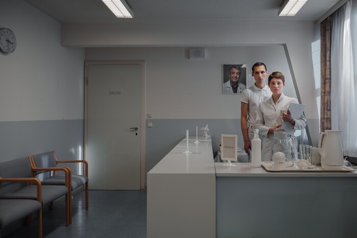 Das Pflegepersonal verpasst Fußbäder, füttert und stützt beim Stiegensteigen. Im Bild: Annabel Grosse und Marcel Jacqueline Gisdol