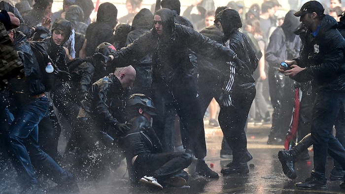 Auch Wasserwerfer waren gegen die Demonstranten im Einsatz.
