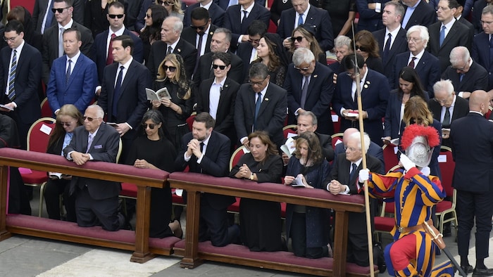 US-Vizepräsident JD Vance mit Ehefrau Usha wohnten der Zeremonie in der vordersten Reihe bei. Eine Reihe dahinter stand auch US-Außenminister Marco Rubio. 