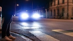 Ein unbekannter Pkw-Lenker erfasste in Gossau einen Fußgänger. (Bild: Kantonspolizei St. Gallen)