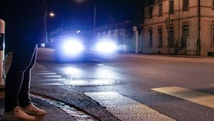 Ein unbekannter Pkw-Lenker erfasste in Gossau einen Fußgänger.