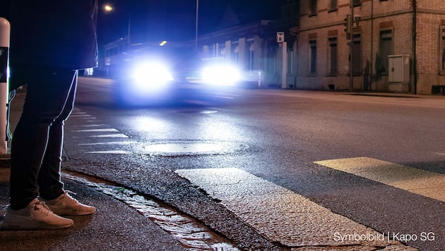 Ein unbekannter Pkw-Lenker erfasste in Gossau einen Fußgänger.