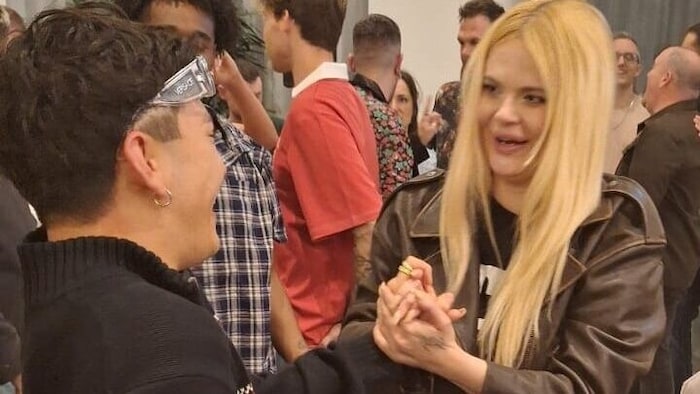 JJ mit der finnischen Teilnehmerin Erika Vikman („Ich komme“)