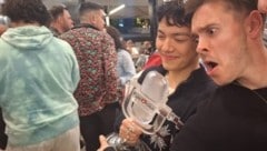 Ausgelassene Aftershow-Party mit der begehrten Trophäe in JJs Händen  (Bild: zVg)
