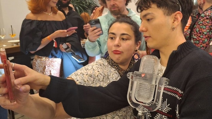 Bei der kurzen Feier nach dem ESC-Triumph war JJ ein begehrtes Selfie-Motiv.